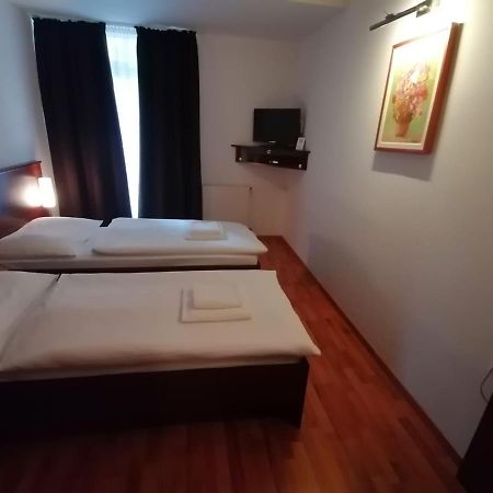 Hotel Arli Senica Extérieur photo