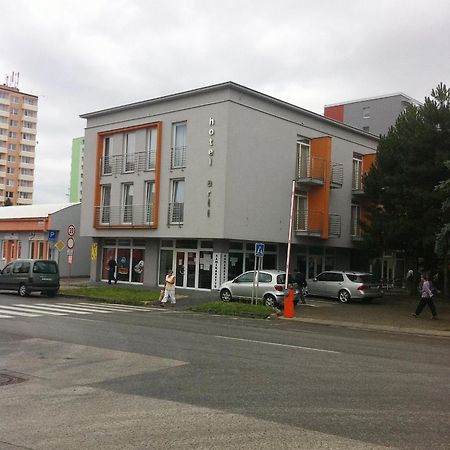 Hotel Arli Senica Extérieur photo