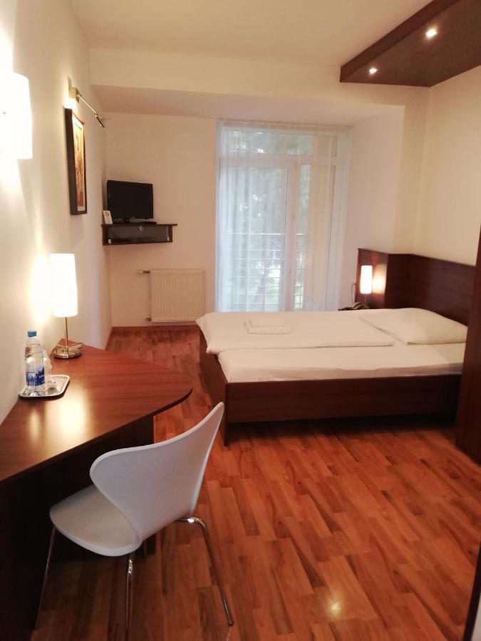 Hotel Arli Senica Extérieur photo