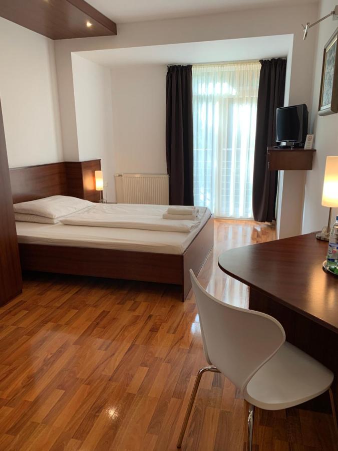 Hotel Arli Senica Extérieur photo