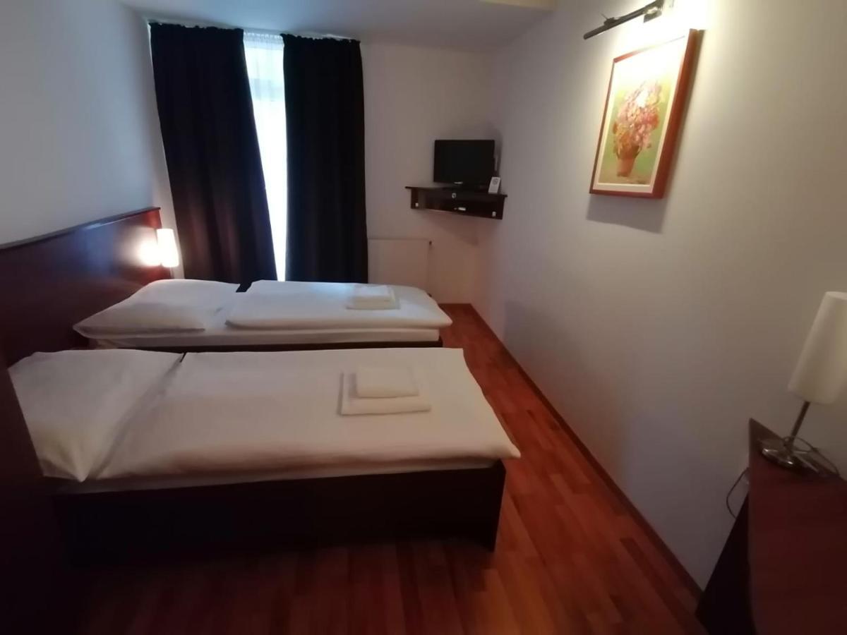 Hotel Arli Senica Extérieur photo