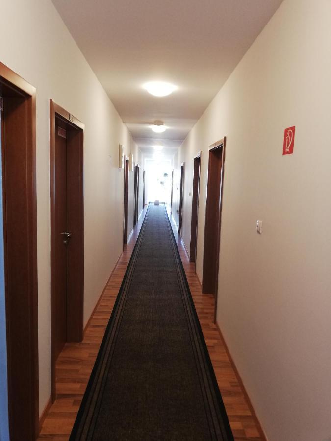 Hotel Arli Senica Extérieur photo